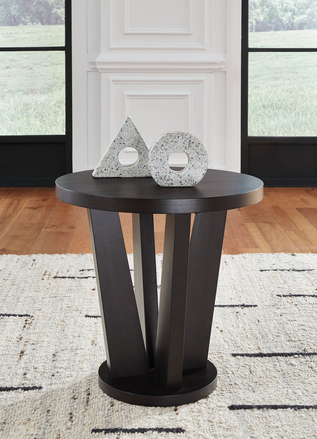 Chasinfield - Round End Table - Dark Brown