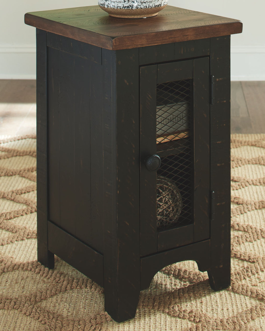 Valebeck - Chair Side End Table - Black / Brown