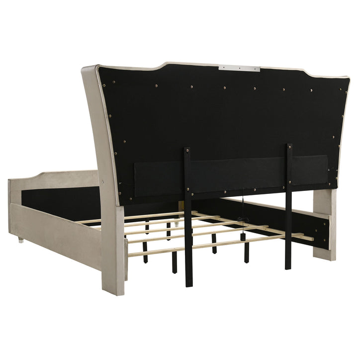 Lorient 4-piece Eastern King Bedroom Set Ivory and Camel