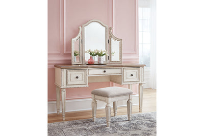 Realyn Vanity Set