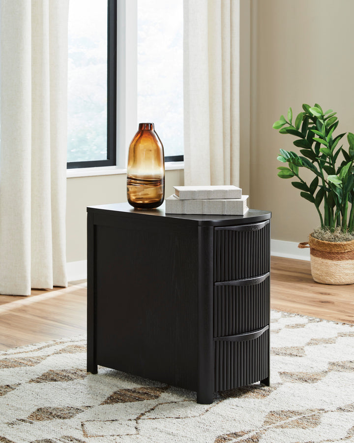 Ashley T208-117 - End Table (USB-A / USB-C Ports)