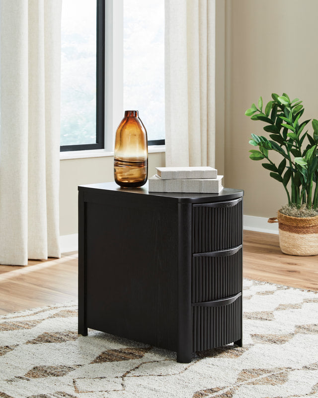 Ashley T208-117 - End Table (USB-A / USB-C Ports)